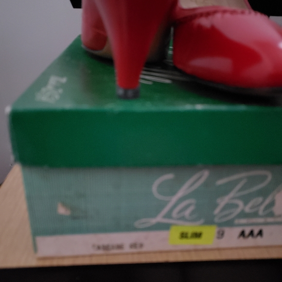 EUC LA BELLE ORIGINALS classic lady in red pumps (9 AAA) - Picture 2 of 9